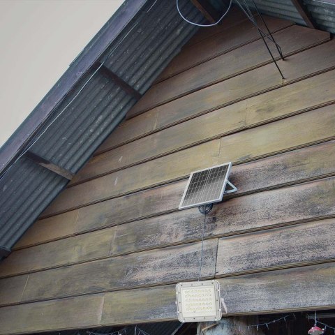 Projektor LED solarny V-TAC 6W pilot auto timer IP65 biały VT-40W-W 4000K 400lm